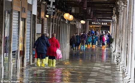 Du khách bì bõm lội nước tại Venice