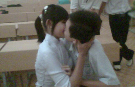 Con yêu sớm, bố mẹ lo con… đi tù