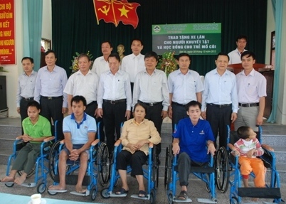 25 xe lăn, 5 suất học bổng đến với người khuyết tật và trẻ mồ côi