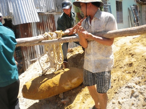 Lũ rút, bom 230kg nằm phơi trên mặt đất
