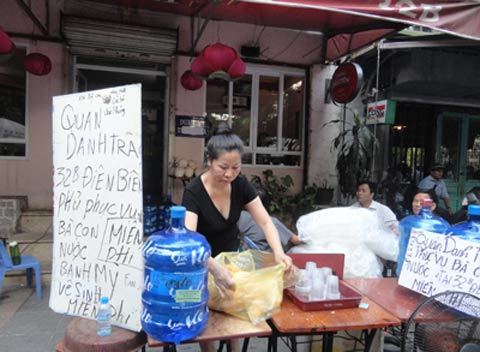 Người phát miễn phí hàng nghìn bánh mỳ trong đám tang Đại tướng