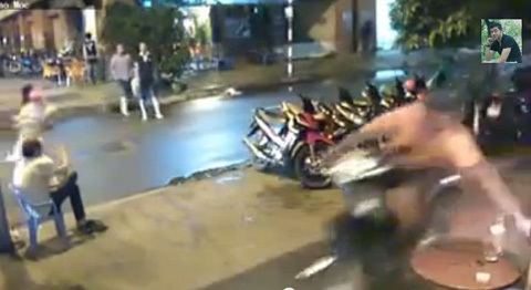 Clip cướp điện thoại siêu nhanh trên vỉa hè SG