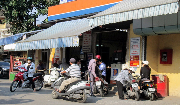 ‘Khai tử’ 12 cây xăng, dân hãi phải đi xa để mua