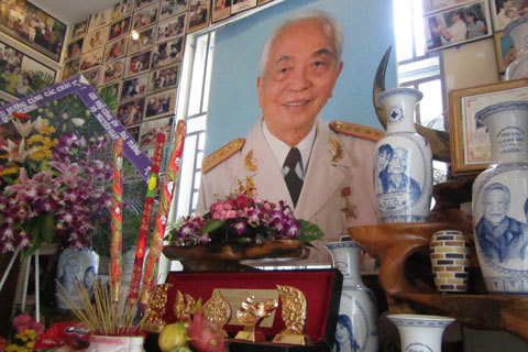 Nhiều nơi lập bàn thờ tưởng nhớ Đại tướng
