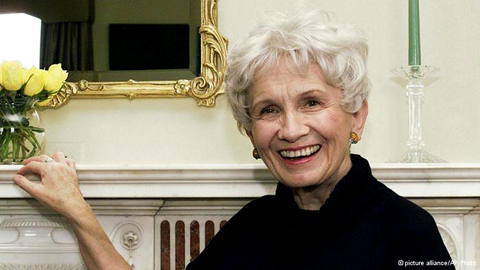 Alice Munro: Bậc thầy của vẻ đẹp hàng ngày