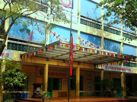 Trường học đồng loạt treo cờ rủ