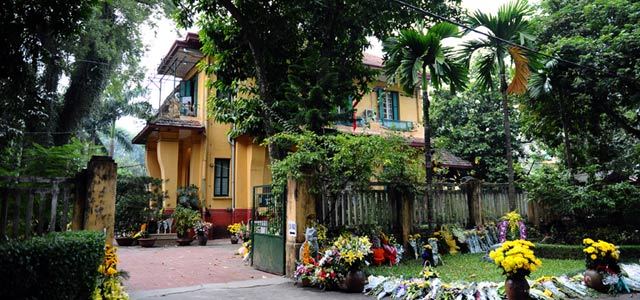 Hoa phủ ngập lối chờ Người về