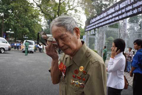 Cựu chiến binh rơi lệ tiễn Người anh cả ở Dinh Thống Nhất