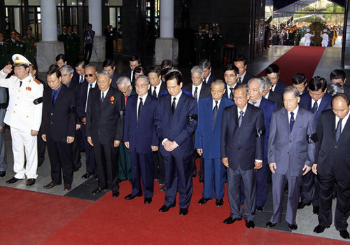 Lãnh đạo cấp cao viếng Đại tướng