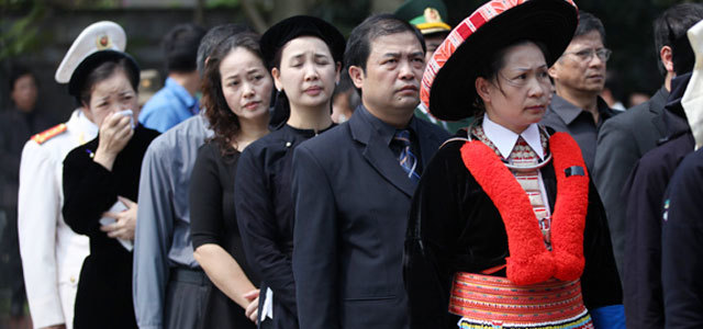 Bật khóc bên nhà tang lễ