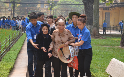 Khóc ở bên ngoài số 5 Trần Thánh Tông