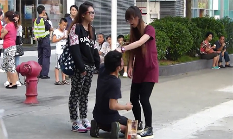 10 clip 'nóng': Bị bạn gái bắt quỳ, tát giữa phố