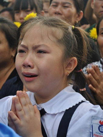 Trẻ khóc lặng tiễn biệt Đại tướng