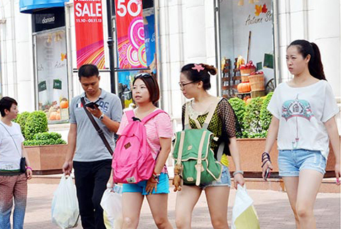 Sài Gòn, hàng hiệu giá giảm 70% vẫn ế