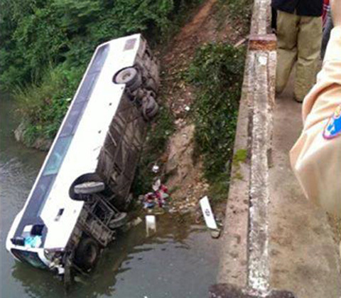 Xe khách chở 32 người lao thẳng xuống suối