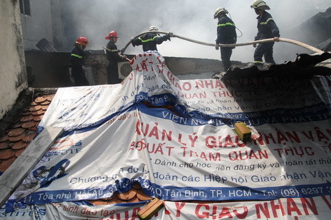 3 đứa trẻ thoát chết trong căn nhà bị cháy