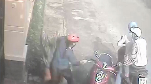 Clip nữ luật sư bị giật túi xách giữa Sài Gòn