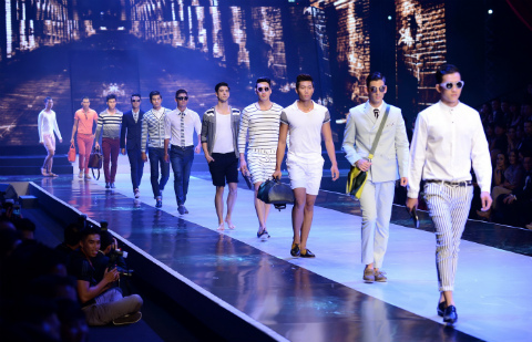 Siêu mẫu nam  và “vũ khí” ảnh nude