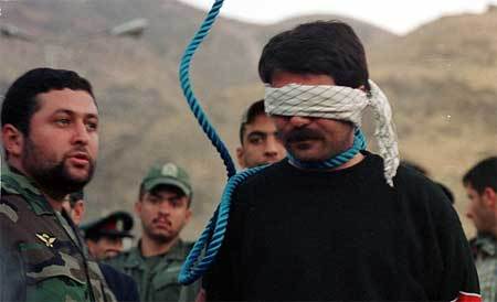 Tử tù Iran được cứu sống để...treo cổ