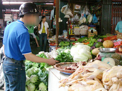 Cứ thấy đàn ông đi chợ thì đè ra mà 'chém'