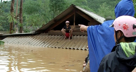 Nước lũ chạm nóc nhà, đường sá bị cô lập