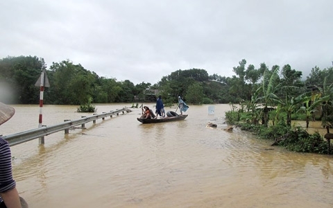 Đường sắt lại bị cô lập trong lũ