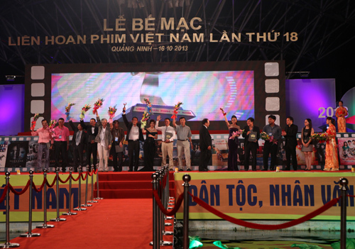 Bông sen vàng “gỡ điểm” cho liên hoan phim ngập thảm họa