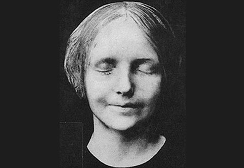 Bí ẩn về cô gái được hôn nhiều nhất thế giới