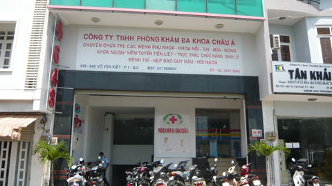 Bác sĩ Trung Quốc 'cố thủ' trốn thanh tra suốt 2 tiếng