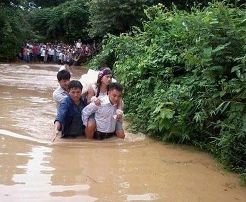 Những đám rước dâu trong mưa lũ