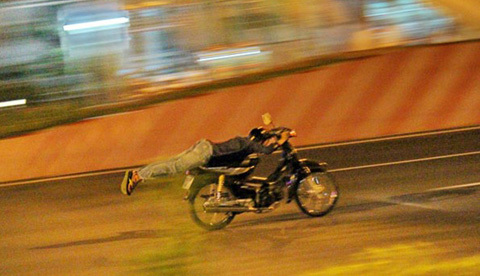 Quái xế quậy tưng trên đường đẹp nhất Sài Gòn