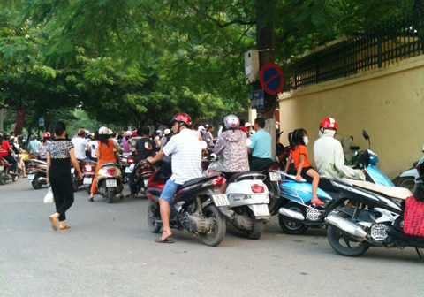 Đón học sinh tăng, căng ách tắc cổng trường