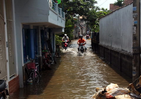 Bờ bao vỡ toang, nhà dân ngập nặng