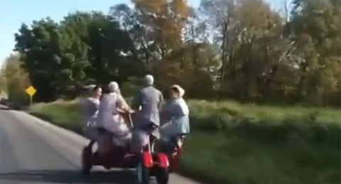 Chiếc xe đạp kì dị chở 7 cô gái