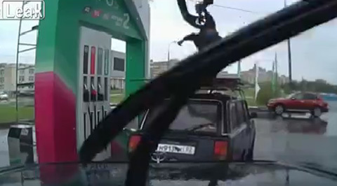 Nhân viên đổ xăng nhảy tưng bừng trên nóc ô tô