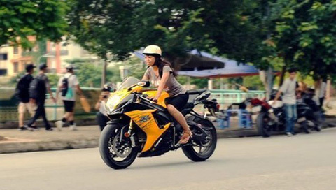 Nhan sắc nữ công an lái xe phân khối lớn gây xôn xao