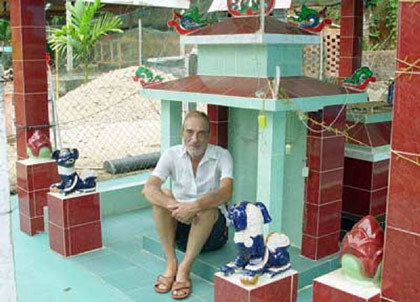 “Lão nông tóc vàng” được vợ tặng… lăng mộ