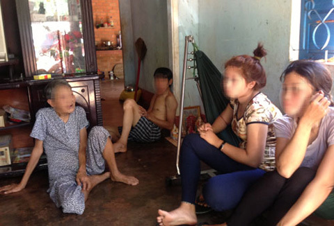 Trộm đột nhập vào nhà đòi... quan hệ