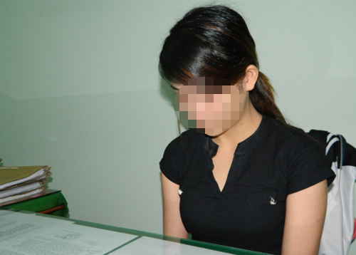 Nữ chủ quán xinh đẹp kích dục, móc túi khách