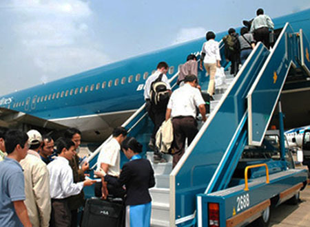 Máy bay Vietnam Airlines hạ cánh khẩn cấp cứu khách