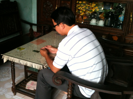 Chuyện buồn của chàng trai bị nhà gái trả lại đồ cưới vì cha lăng nhăng