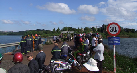 Thiếu úy công an ôm người yêu nhảy cầu tự vẫn