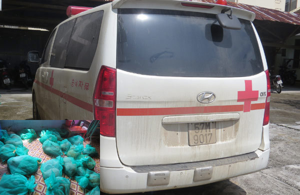 Xe cứu thương chở gần 256kg tê tê