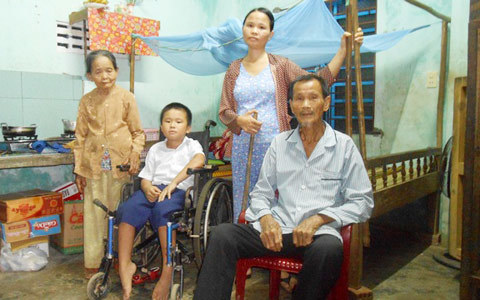 Thương gia cảnh của hai mẹ con bị bại liệt