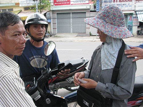 Bán dạo iPhone giá 300.000 đồng/chiếc