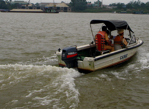 Lùng khắp sông Hồng tìm xác nạn nhân bị BS ném