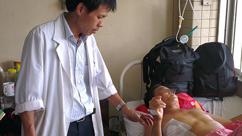 Hy hữu: Cứu sống nam thanh niên bị 30 mảnh đạn găm