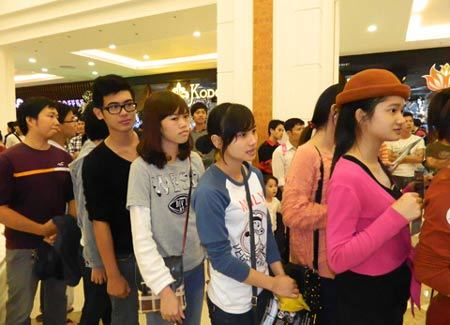 ‘Chớp’’ cơ hội sải bước thảm đỏ cùng Hồ Ngọc Hà