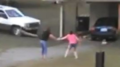 10 clip 'nóng': Lấy ô tô phá nhà vì biết vợ lừa dối