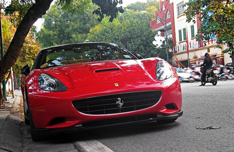 Siêu xe Ferrari California của chồng Ngọc Thạch trên phố HN